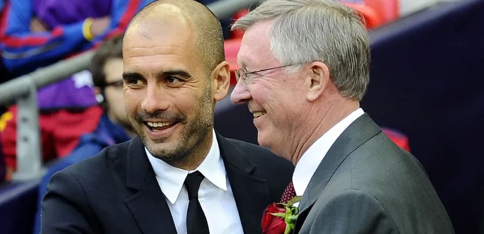 Pep Guardiola et Sir Alex Ferguson se serrant la main