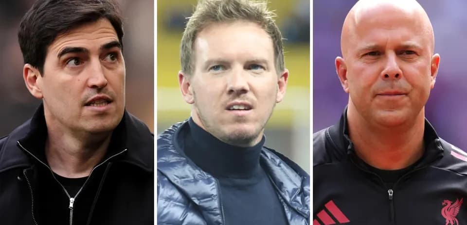 Trois entraîneurs en discussion sur le terrain