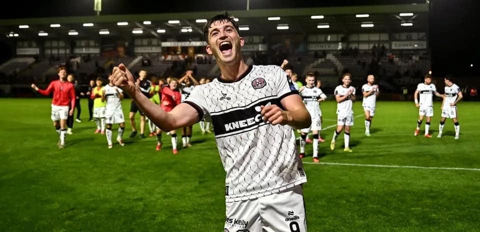 Joueur célébrant avec l'équipe après le match