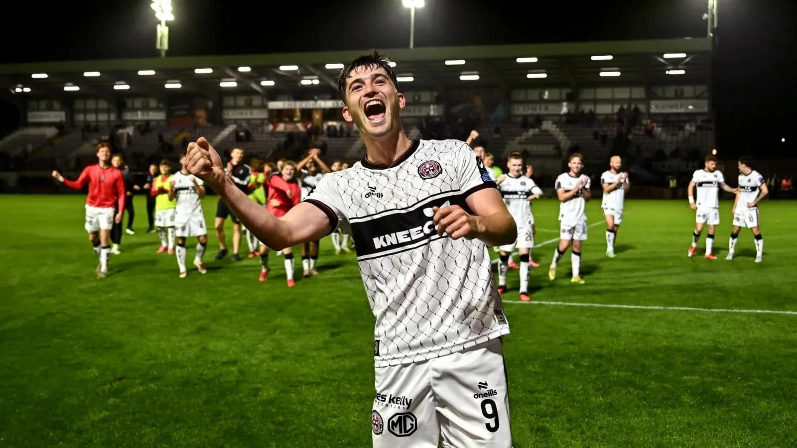 Joueur célébrant avec l'équipe après le match