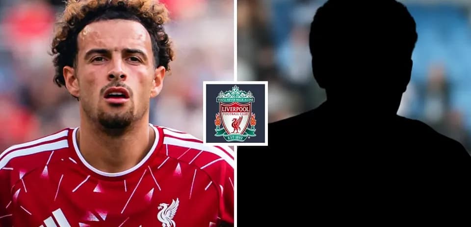 Joueur de Liverpool avec maillot rouge sur fond flou