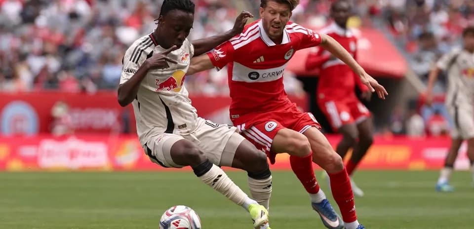 Joueurs du New York Red Bulls et Chicago Fire en action
