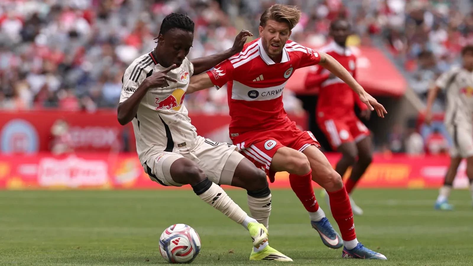 Joueurs du New York Red Bulls et Chicago Fire en action