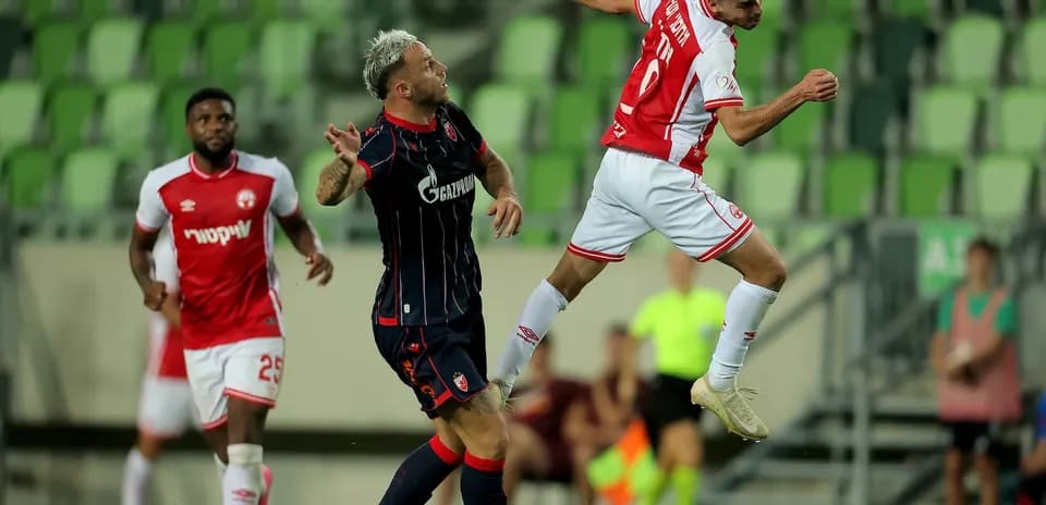 Joueur de FK Crvena Zvezda en action