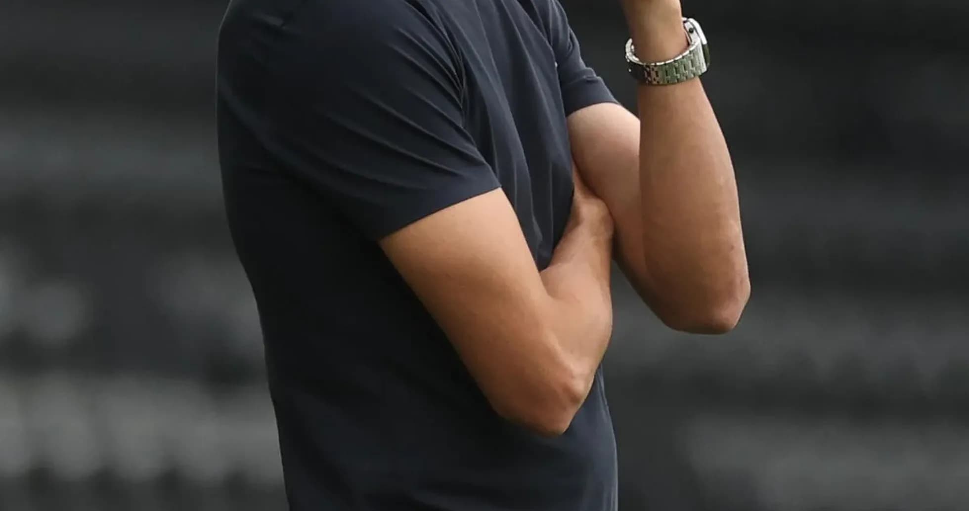 Entraîneur observant le match sur la touche