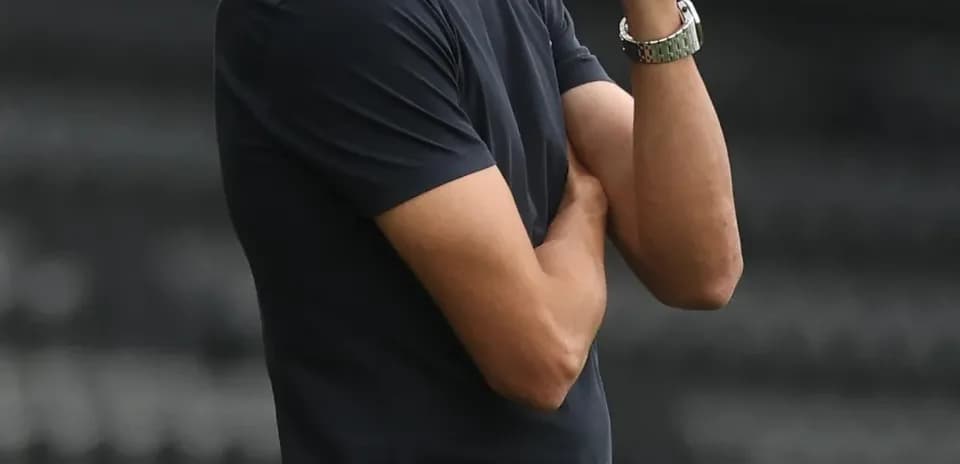 Entraîneur observant le match sur la touche
