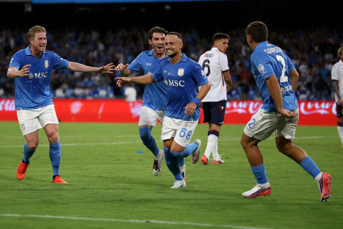 Joueurs de Naples célébrant un but