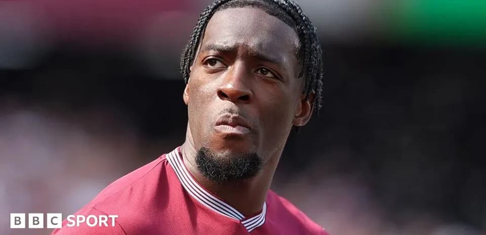 Joueur en maillot bordeaux sur le terrain