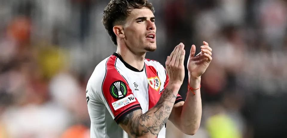 Joueur applaudissant lors d'un match de football