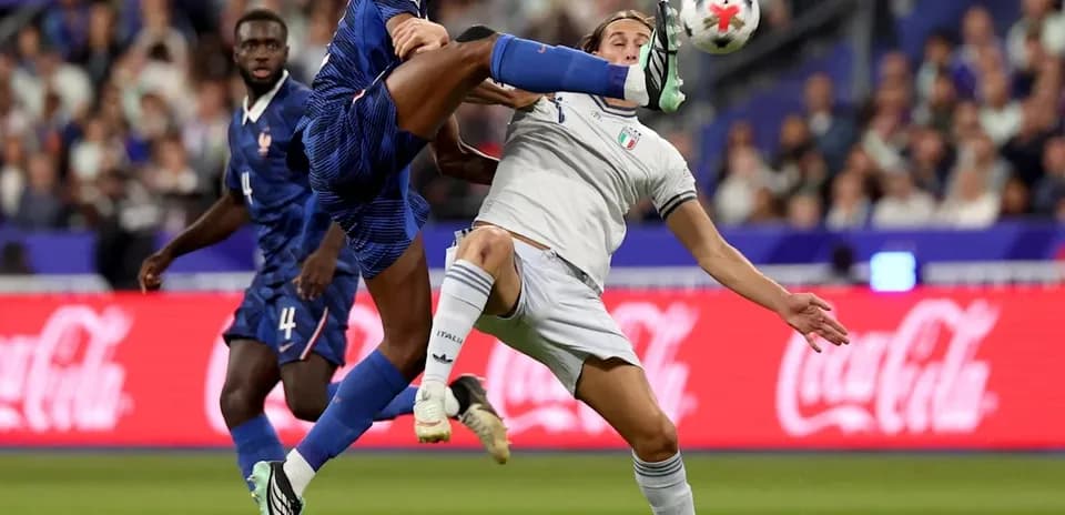 Joueur français effectuant un tir contre un joueur italien