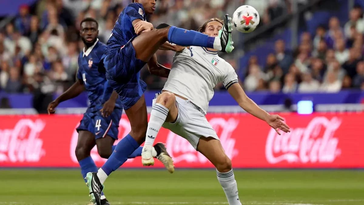 Joueur français effectuant un tir contre un joueur italien