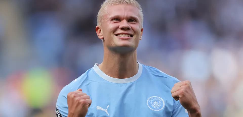 Joueur de Manchester City célébrant avec les poings serrés
