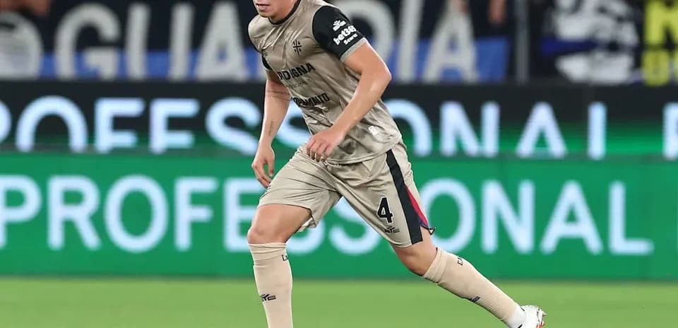 Joueur en action avec le ballon sur le terrain