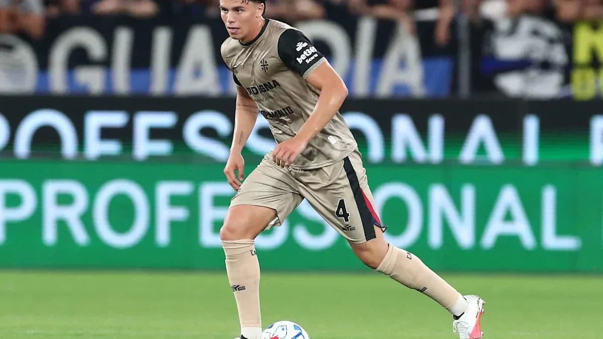 Joueur en action avec le ballon sur le terrain