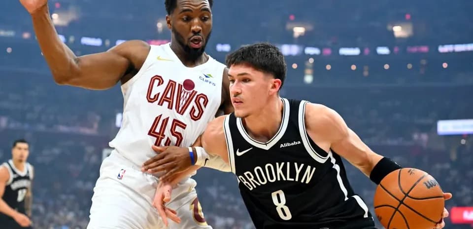 Joueur de Brooklyn dribblant sous la défense de Cleveland