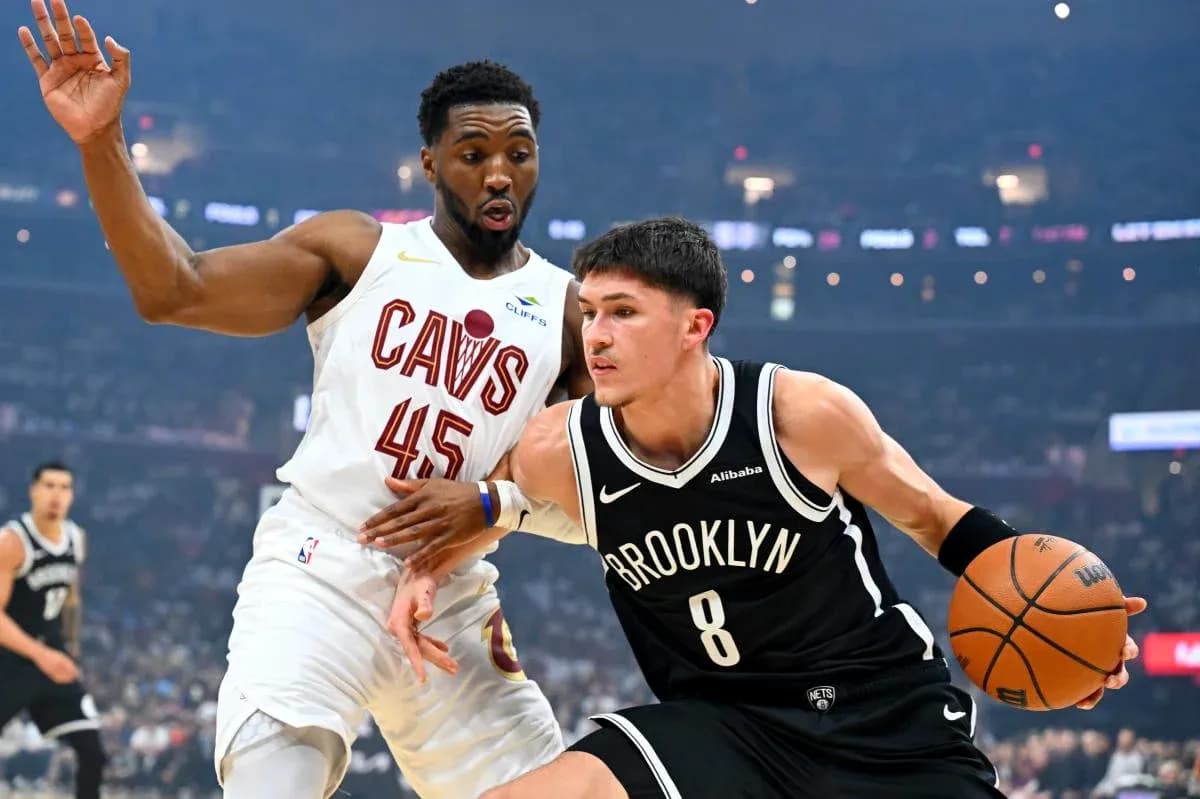 Joueur de Brooklyn dribblant sous la défense de Cleveland
