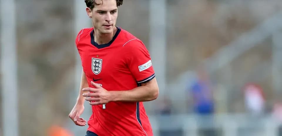 Joueur en maillot rouge de l'Angleterre courant sur le terrain