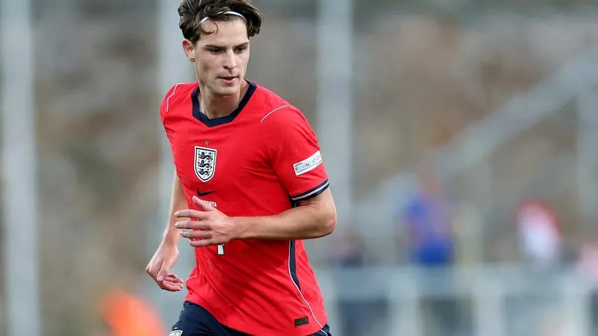Joueur en maillot rouge de l'Angleterre courant sur le terrain