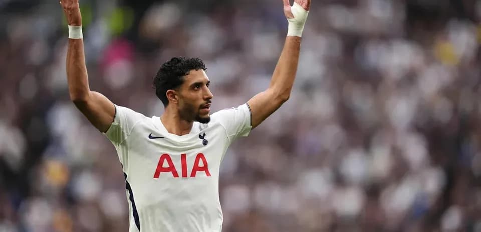 Joueur de Tottenham levant les bras pendant le match