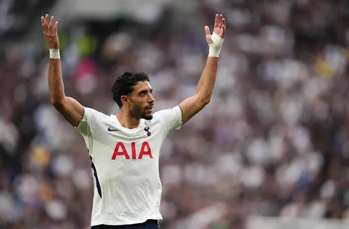 Joueur de Tottenham levant les bras pendant le match