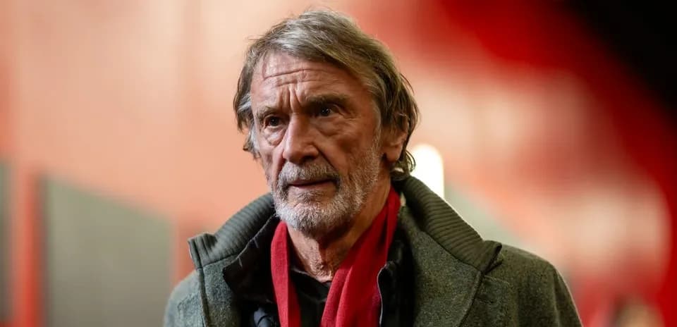 Homme avec une écharpe rouge dans un couloir