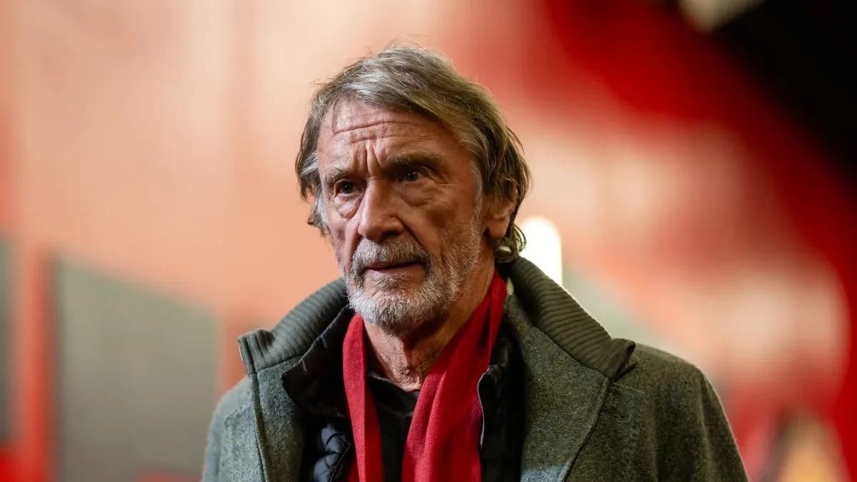 Homme avec une écharpe rouge dans un couloir
