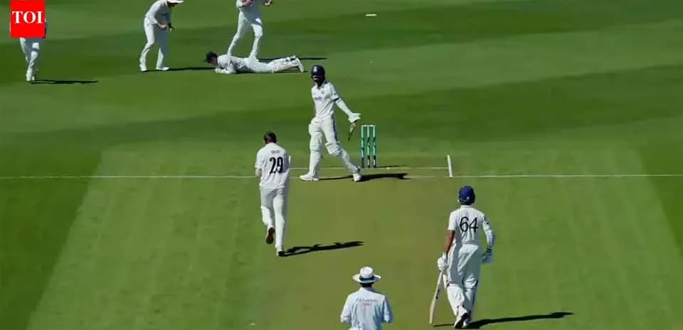 Joueurs de cricket sur le terrain, un joueur au sol