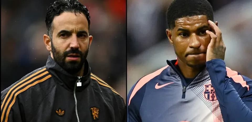 Deux joueurs en tenue d'échauffement sur le terrain