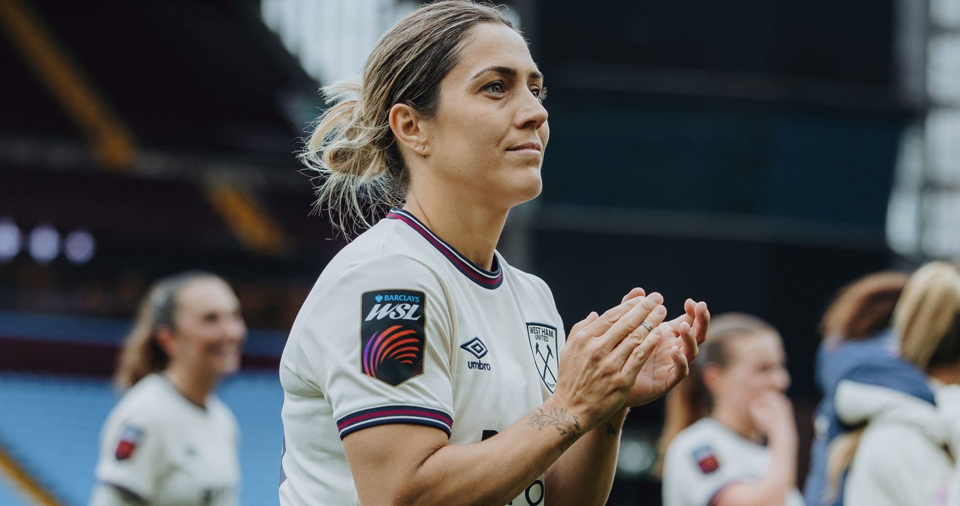 Joueuse de West Ham applaudit après le match