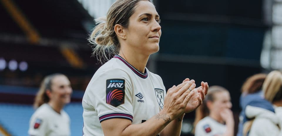 Joueuse de West Ham applaudit après le match