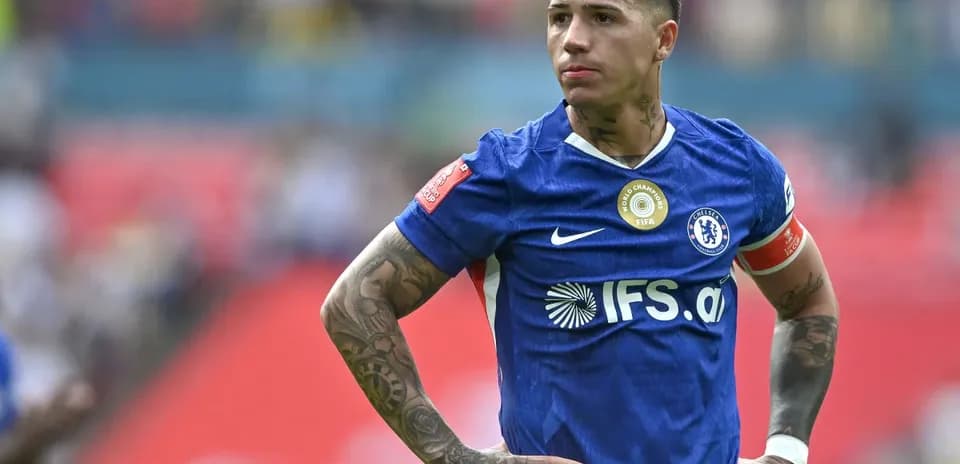Joueur de Chelsea en uniforme bleu sur le terrain