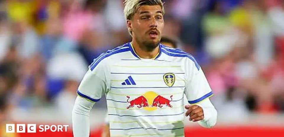 Joueur de Leeds United courant sur le terrain