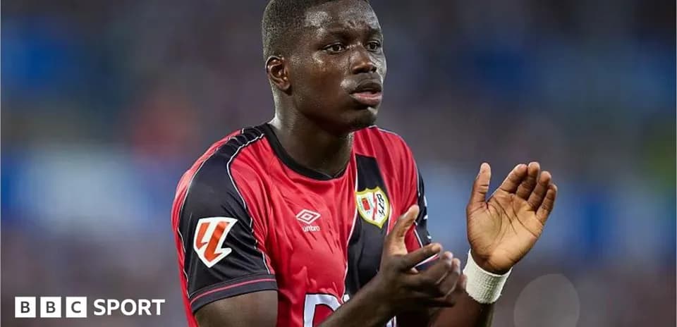 Joueur applaudissant sur le terrain pendant le match