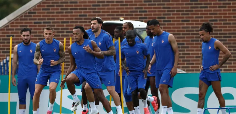 Joueurs de l'équipe de France s'entraînant sur le terrain