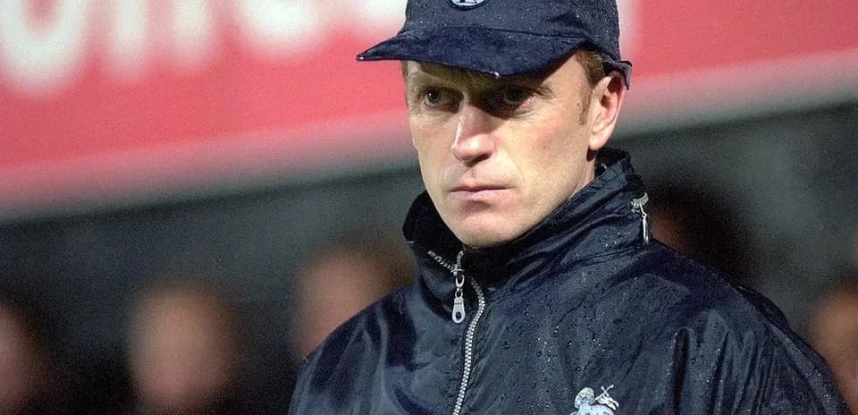 Entraîneur sous la pluie pendant un match