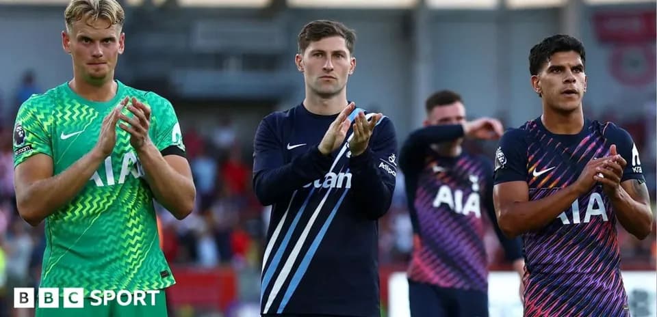 Joueurs applaudissant après un match de football
