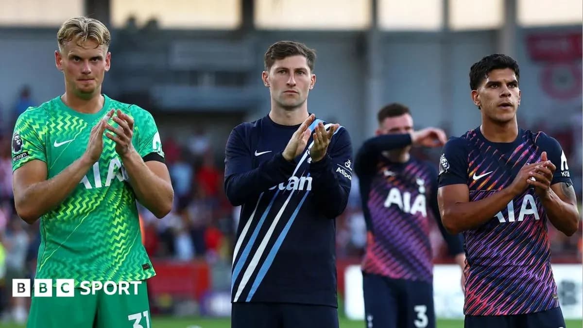 Joueurs applaudissant après un match de football