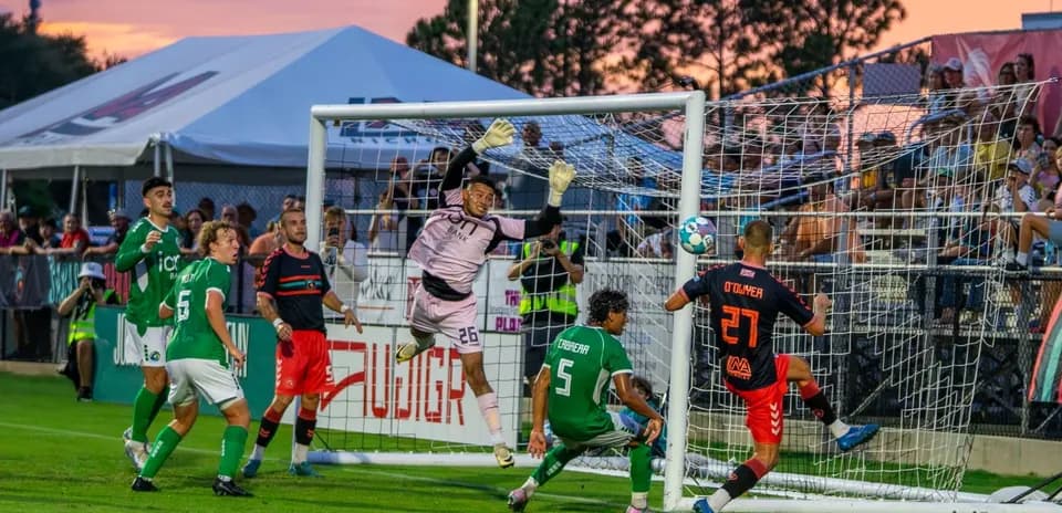 Un gardien plongeant pour arrêter le ballon