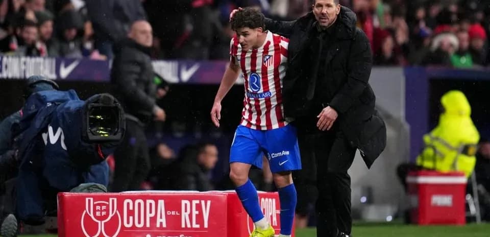 Joueur de l'Atletico Madrid sort du terrain avec entraîneur