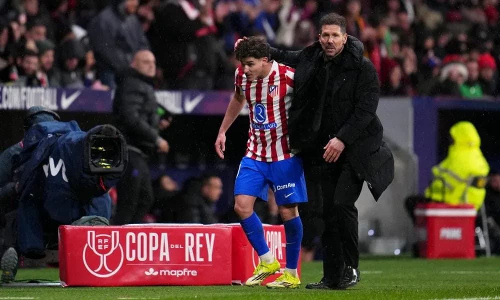 Joueur de l'Atletico Madrid sort du terrain avec entraîneur