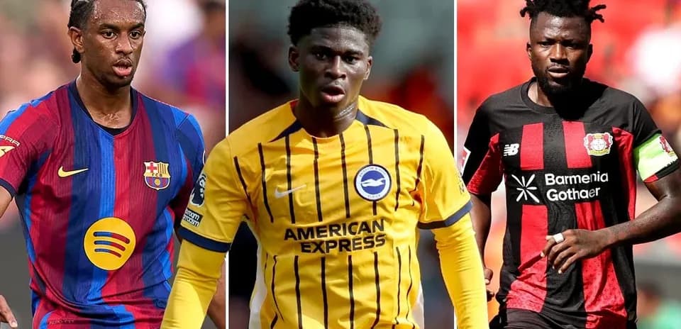 Trois joueurs en maillot de football sur le terrain