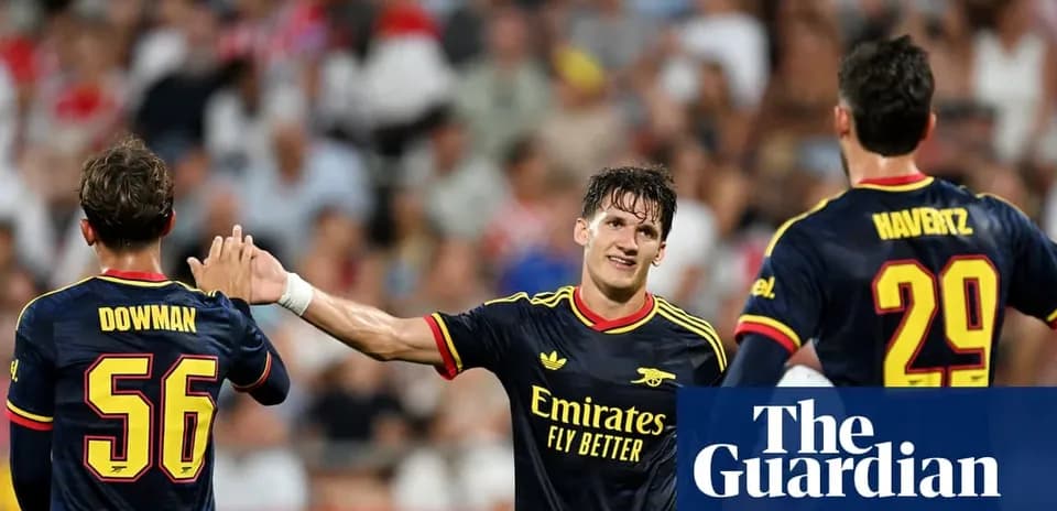Joueurs d'Arsenal célébrant un but pendant le match