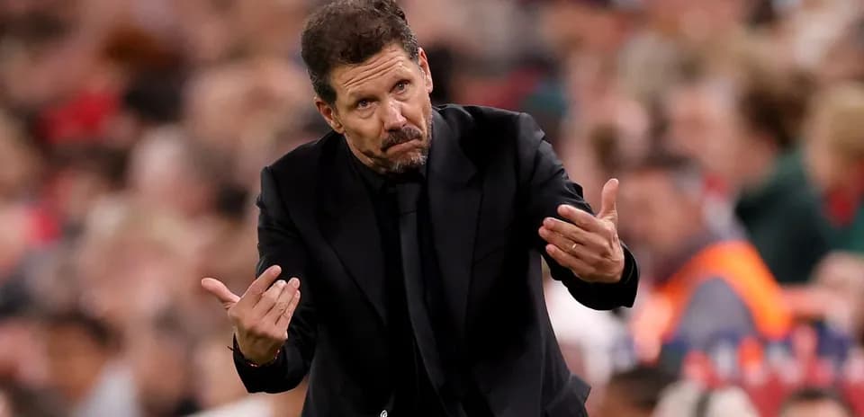 Entraîneur gesticulant sur la touche pendant le match