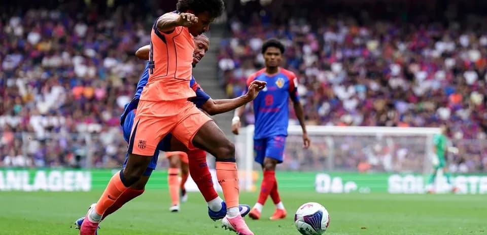 Joueur du FC Barcelone dribblant un adversaire en match