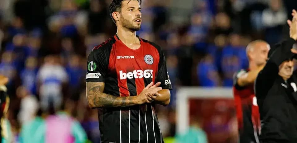 Joueur applaudissant après le match d'Europa League