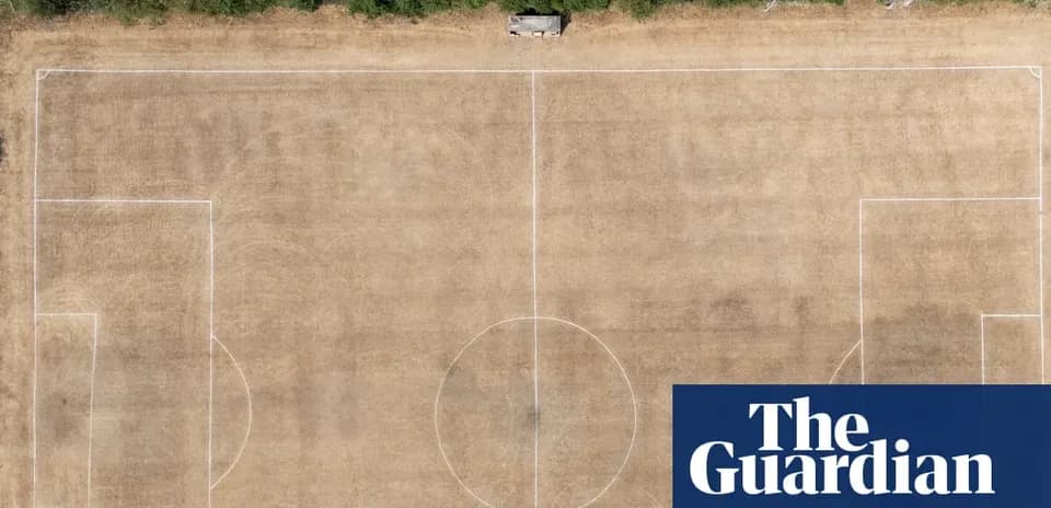 Vue aérienne d'un terrain de football sec