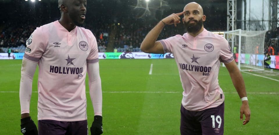 Deux joueurs de Brentford célébrant un but