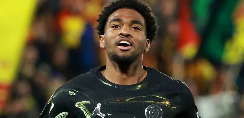Joueur célébrant un but pendant un match de football