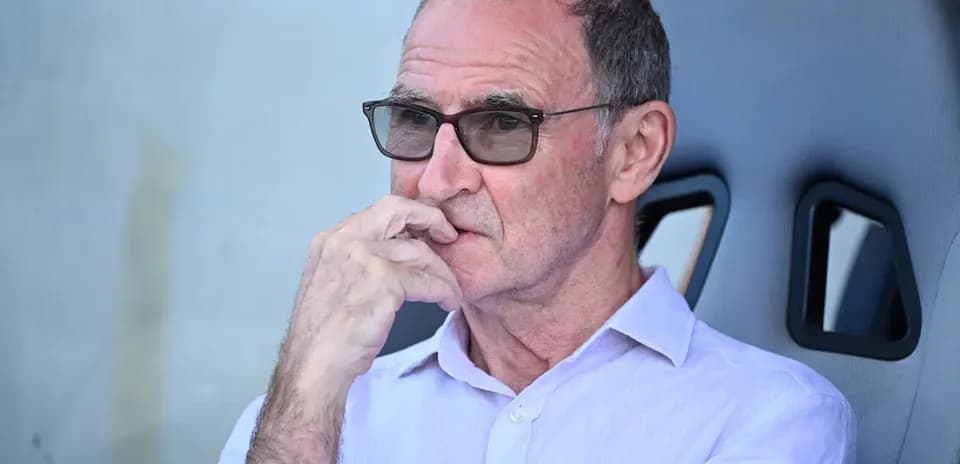 Homme en lunettes assis sur le banc de touche