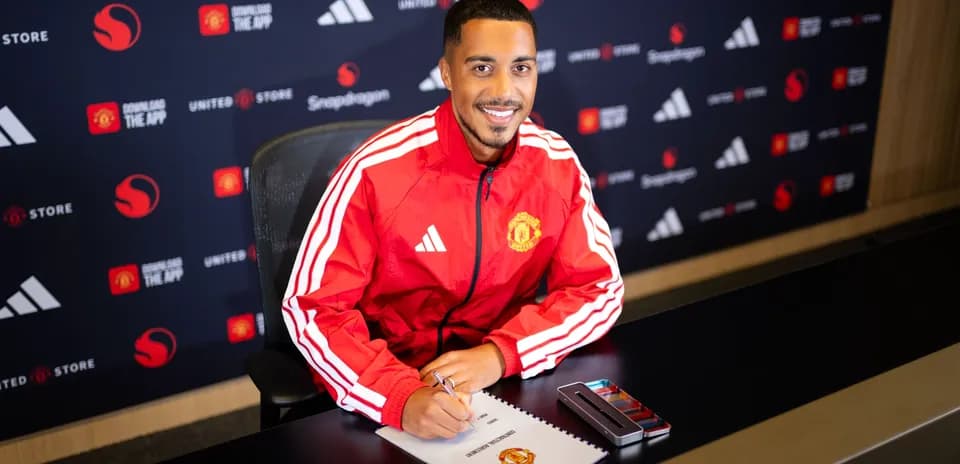 Joueur signant contrat avec Manchester United